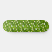 Mooie witte bloemen en groene bladeren persoonlijk skateboard (Horizontaal)