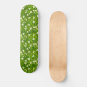 Mooie witte bloemen en groene bladeren persoonlijk skateboard (Voorkant)