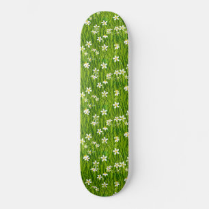 Mooie witte bloemen en groene bladeren persoonlijk skateboard