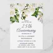 Mooie witte bloemen en zilver 25e Jubileum Folie Uitnodiging (Voorkant)