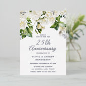 Mooie witte bloemen en zilver 25e Jubileum Folie Uitnodiging (Staand Voorkant)