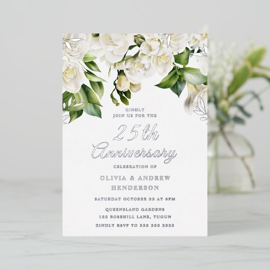 Mooie witte bloemen en zilver 25e Jubileum Folie Uitnodiging (Staand Voorkant)