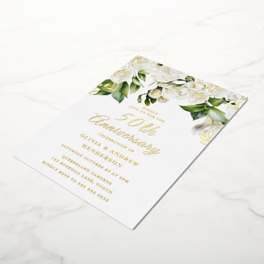 Mooie Witte Bloemen & Goud 50ste Verjaardag Folie Uitnodiging (Gedraaid)
