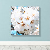 Mooie witte bloemen onder een helder zonneterras canvas afdruk (Insitu (Houten vloer))