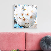 Mooie witte bloemen onder een helder zonneterras canvas afdruk (Insitu (Woonkamer))