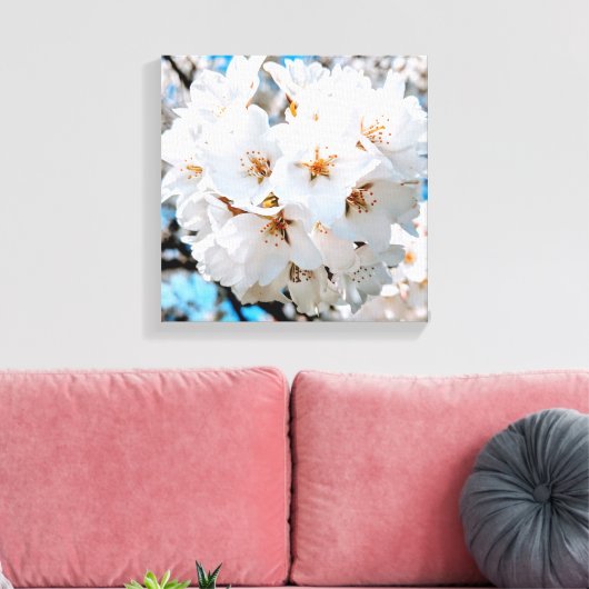 Mooie witte bloemen onder een helder zonneterras canvas afdruk (Insitu (Woonkamer))
