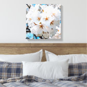 Mooie witte bloemen onder een helder zonneterras canvas afdruk (Insitu (Slaapkamer))