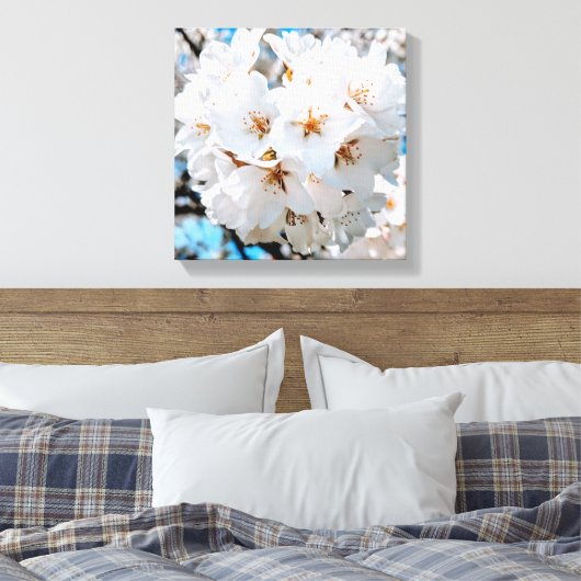 Mooie witte bloemen onder een helder zonneterras canvas afdruk (Insitu (Slaapkamer))