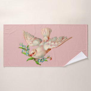 mooie witte duif met kraag in zijn mond bad handdoek