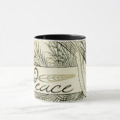 Mooie  witte duif omgeven door bladeren mok (Midden)