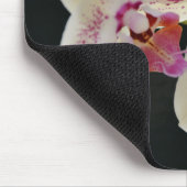 Mooie witte en roze orchidee met zwarte achtergron muismat (Hoek)