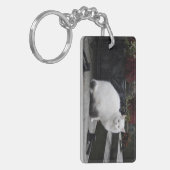 Mooie witte kat op een grave sleutelhanger (Voorkant Links)