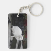 Mooie witte kat op een grave sleutelhanger (achterkant)