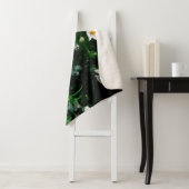 Mooie witte kosmos bloemen bloeien in tuinschildpa sherpa deken (In situ)