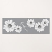 Mooie witte madeliefjes op grijs en jouw naam yogamat (Voorkant (horizontaal))