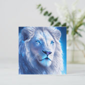 Mooie witte mystieke leeuw met blauwe ogen (Staand voorkant)