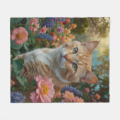 Mooie witte oranje kat in bloementuin fleece deken (Voorkant (Horizontaal))