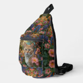 Mooie witte oranje kat in bloementuin sling bag (Rechterhoek)