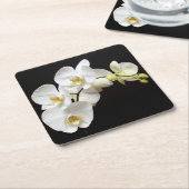 Mooie witte orchidee met zwarte achtergrond kartonnen onderzetters (Schuin)