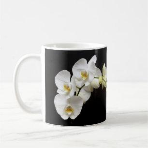 Mooie witte orchidee met zwarte achtergrond koffiemok