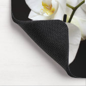 Mooie witte orchidee met zwarte achtergrond muismat (Hoek)