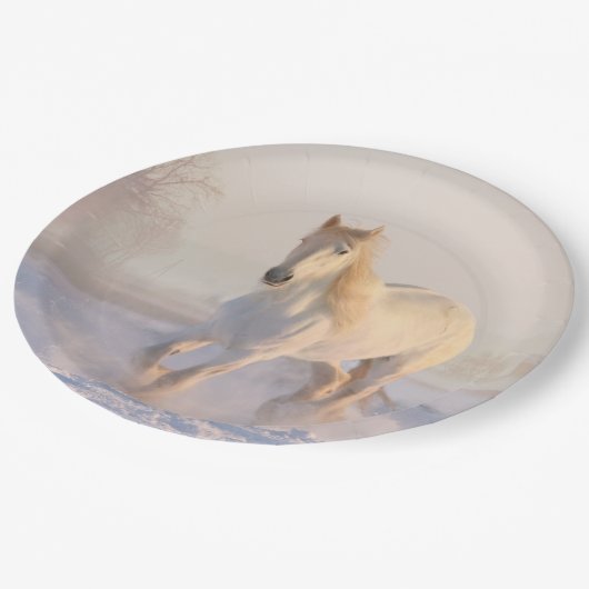 Mooie witte paarden die in de sneeuw lopen papieren bordje (Gekanteld)