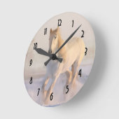 Mooie witte paarden die in de sneeuw lopen ronde klok (Hoek)