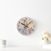 Mooie witte paarden die in de sneeuw lopen ronde klok (Huis)