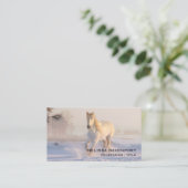 Mooie witte paarden die in de sneeuw lopen visitekaartje (Staand voorkant)