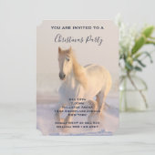 Mooie witte paarden die met sneeuwkerst rondlopen kaart (Staand voorkant)