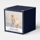 Mooie witte paarden die op de sneeuwdag rondlopen bedankdoosjes (Voorkant Zijde)