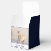 Mooie witte paarden die op de sneeuwdag rondlopen bedankdoosjes (Geopend)