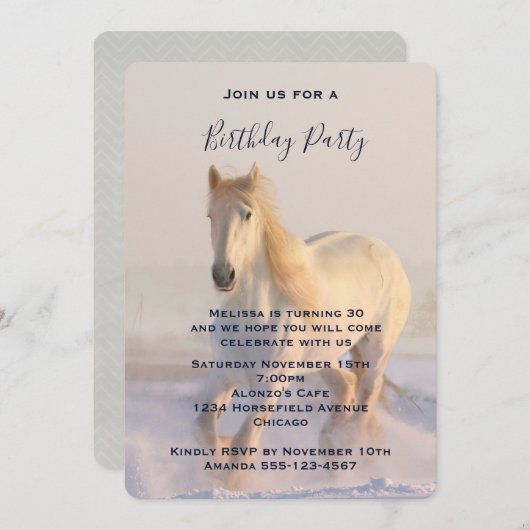 Mooie witte paarden die op de sneeuwdag rondlopen kaart (Voorkant / Achterkant)