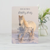 Mooie witte paarden die op de sneeuwdag rondlopen kaart (Staand voorkant)