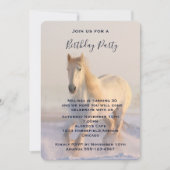 Mooie witte paarden die op de sneeuwdag rondlopen kaart (Voorkant)