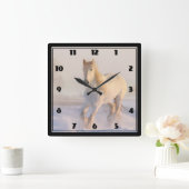 Mooie witte paarden in de sneeuwfoto vierkante klok (Huis)