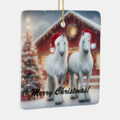 Mooie witte paarden met een kerstmuts keramisch ornament (Rechts)