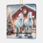 Mooie witte paarden met een kerstmuts keramisch ornament (Links)