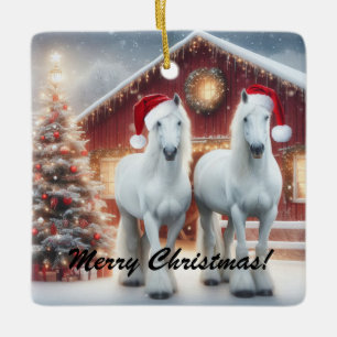 Mooie witte paarden met een kerstmuts keramisch ornament