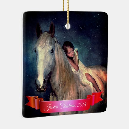 Mooie witte paardjes en kleine kerstkerst keramisch ornament (Rechts)