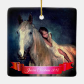 Mooie witte paardjes en kleine kerstkerst keramisch ornament (Achterkant)