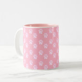 Mooie witte poten op roze tweekleurige koffiemok (Voorkant links)