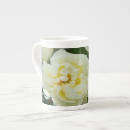 Mooie witte rozen voor positieve  porselein kop