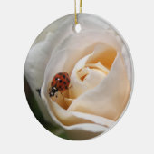 mooie witte rozenbloem en ladybug keramisch ornament (Links)