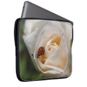 Mooie witte rozenbloem en ladybug laptop sleeve (Voorkant Rechts)