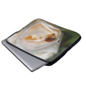 Mooie witte rozenbloem en ladybug laptop sleeve (Voorkant onderkant)