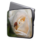 Mooie witte rozenbloem en ladybug laptop sleeve (Voorkant Links)