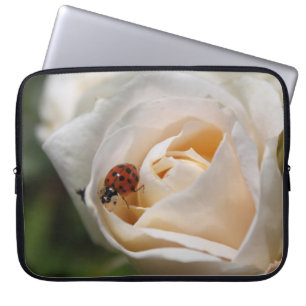 Mooie witte rozenbloem en ladybug laptop sleeve
