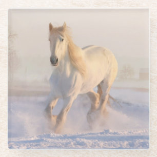Mooie witte stallion die door de sneeuw loopt glazen onderzetter