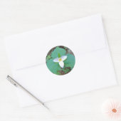 Mooie witte trilliumventiel in het bos ronde sticker (Envelop)